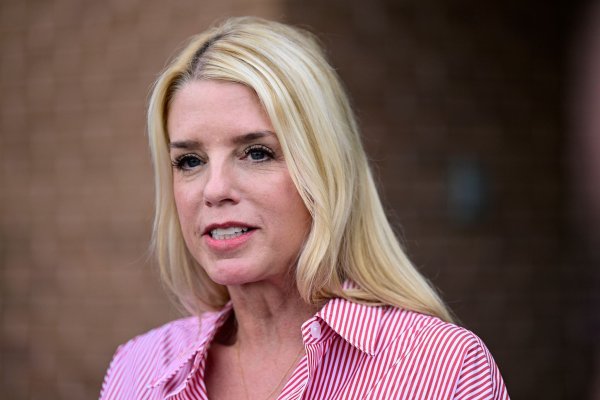 Mit Pam Bondi soll eine ehemalige Generalstaatsanwältin von Florida das Justizministerium führen. (Archivbild) - © Derik Hamilton/AP/dpa