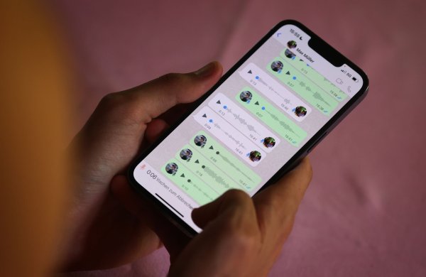 Genug von ständigen Sprachnachrichten? Diese kann man sich nun auch als Text anzeigen lassen - Whatsapp führt die Option zur Transkription ein. - © Karl-Josef Hildenbrand/dpa/dpa-tmn