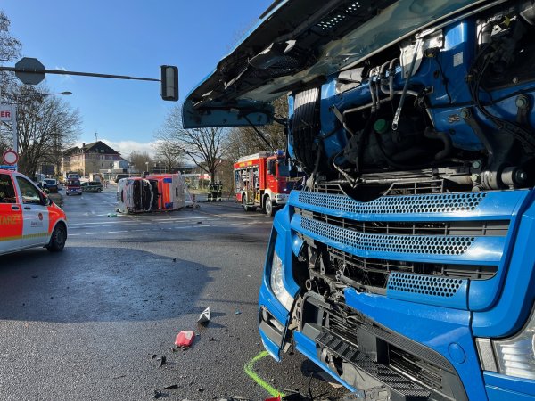 Auf der Kreuzung Ernst-Hilker-Straße/Lemgoer Straße sind am Mittwochmorgen ein Rettungswagen und ein LKW zusammengestoßen. - © Freitag-TV