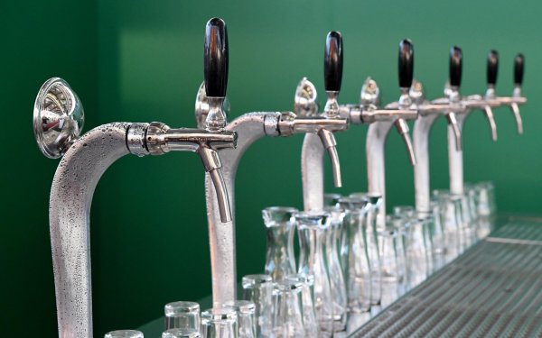 Obergrenze für Feiern und Alkohol-Einschränkungen - © Foto: Carsten Rehder/dpa
