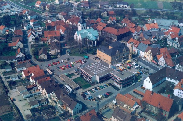 Noch nicht lange her: Das Luftbild ist etwa 1980 entstanden und zeigt die Horner Innenstadt zu einer Zeit, als die Mittelstraße noch Bundesstraße (B 1) und damit durchgängig befahrbar war. Zudem befand sich der Busbahnhof noch in der Innenstadt. - © Gunter Schmidt