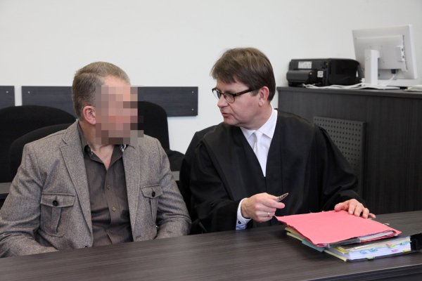 Der Angeklagte mit seinem Anwalt Jann Popkes. - © Bernhard Preuß