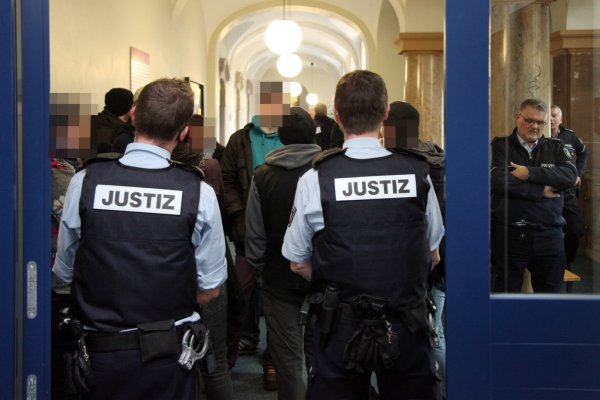 Polizeiabsperrung beim Haverbeck-Prozess. - © Bernhard Preuß
