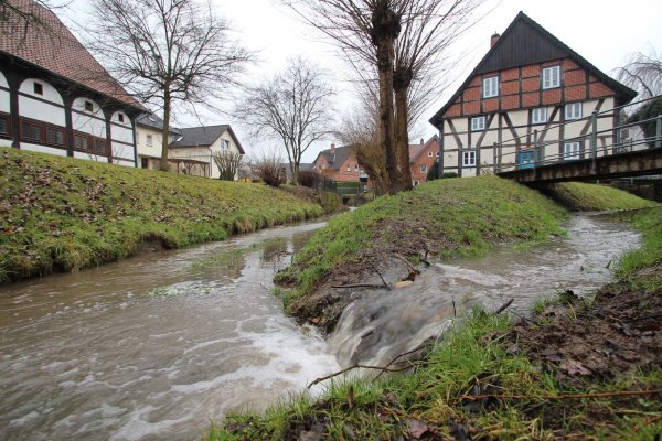 Es plätschert: Zwischen Bürgerhaus am Markt (links) und Corves Mühle fließen die Westerkalle und der Mühlarm zusammen. Im rechten Bereich wollen Planer das Ufer abflachen, damit sich das Wasser besser erreichen lässt. - © Jens Rademacher