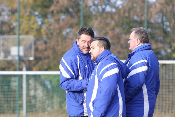 Freuen sich auf eine gemeinsame Zukunft beim SC Bad Salzuflen: Trainer Miron Tadic (von links), Manager Sladjan Vucetic und Betreuer-Impresario „Mottek" Weidenhammer. - © Oliver König