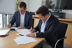 Bürgermeister Matthias Kalkreuter (von links) und Yildiray Eyidogan (Geschäftsführer MIBO 1 Projektgesellschaft mbH) unterzeichnen den Vorvertrag. - © Stadt Lage
