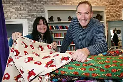 Das Textilh&auml;ndler-Ehepaar Britta und Dinant Dekkers setzt auf den Trend zum Selbermachen und holt in Holland gefragte Stoffe nach Deutschland. 