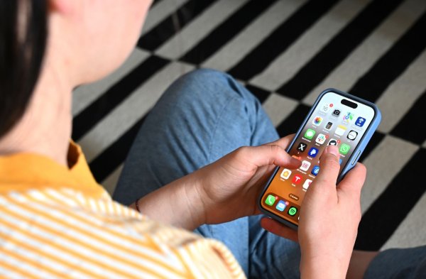 Eltern wollen laut einer neuen Umfrage ein Handy-Verbot an Schulen. (Symbolbild) - © Elisa Schu/dpa