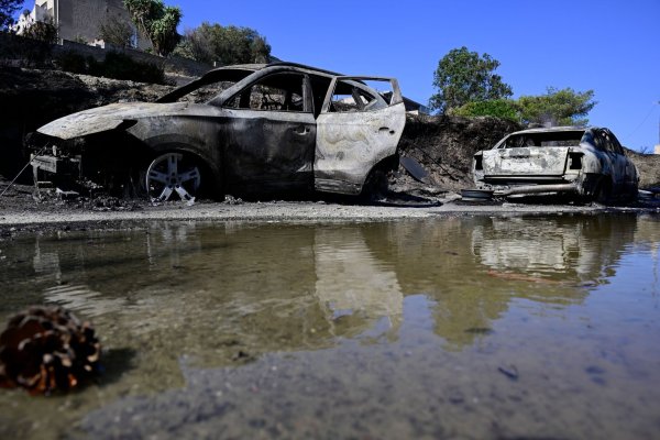 Die Brände haben hohe Schäden verursacht - Häuser und Autos verbrannten. - © Michael Varaklas/AP/dpa