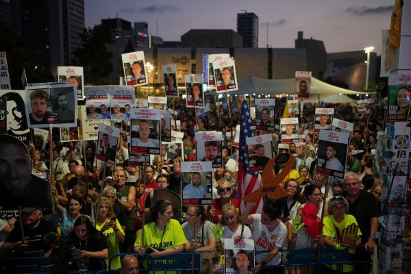 Zehntausende Menschen demonstrierten in Tel Aviv gegen die von der israelischen Regierung geplante Ausweitung des Gaza-Kriegs. - © Ohad Zwigenberg/AP/dpa