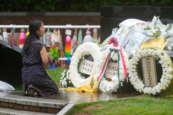 Mit einem Appell zur Abschaffung aller Atomwaffen hat die japanische Stadt Nagasaki der Opfer des Atombombenabwurfs vor 80 Jahren gedacht. - © Eugene Hoshiko/AP/dpa
