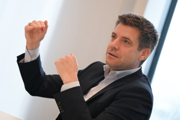 Stoy: «Wir haben ein paar offensichtliche Lücken im Angebot, die wir so zügig wie möglich schließen wollen.» - © Arne Dedert/dpa