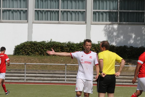Alexander Eck vom FC Augustdorf diskutiert mit dem Schiedsrichter. - © Sebastian Lucas