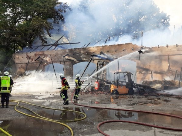 Ein Raub der Flammen: Von der ehemaligen Scheune stehen nur noch die Grundmauern. - © Jobst Lüdeking