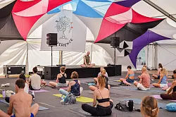 Dr. Ronald Steiner gibt Yoga-Stunden beim "Xperience Festival" in Bad Meinberg. - © www.xperience-festival.de