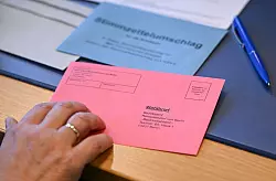 Briefwahl wird immer beliebter. - &copy; Jens Kalaene/dpa