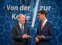 NRW-Ministerpräsident Hendrik Wüst (r. CDU) bei der Vorstellung der KI-Initiative mit Microsoft-Präsident Brad Smith in Berlin. - © Soeren Stache/dpa