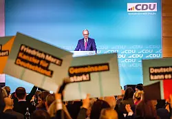Friedrich Merz (CDU) spricht bei der Landesvertreterversammlung der CDU Nordrhein-Westfalen in Essen. - © Thomas Banneyer/dpa