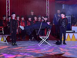 Die Zauberer und Hexen des Zirkusprojektes der Grundschule Kirchheide bringen eine Mitschülerin zum Schweben. - © Jan Schillmann