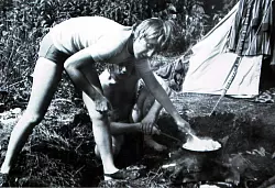 Angela Kasner (heute Merkel) bereitet im Juli 1973, nach ihrem Abitur mit Freunden beim Camping im brandenburgischen Himmelpfort (damals DDR) auf einer Feuerstelle ein Essen zu. - &copy; Bernd Gurlt/dpa