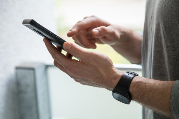 Smartphone mit vollem Speicher - © Foto: Christin Klose/dpa-tmn