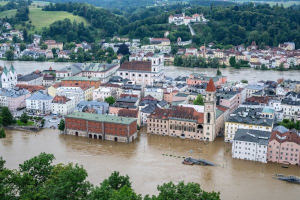 Teile der Altstadt von Passau sind vom Hochwasser der Donau überflutet. - © Armin Weigel/dpa
