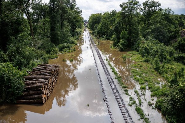 Eine Bahntrasse nahe der Donaubrücke im bayerischen Günzburg ist überflutet. - © Matthias Balk/dpa