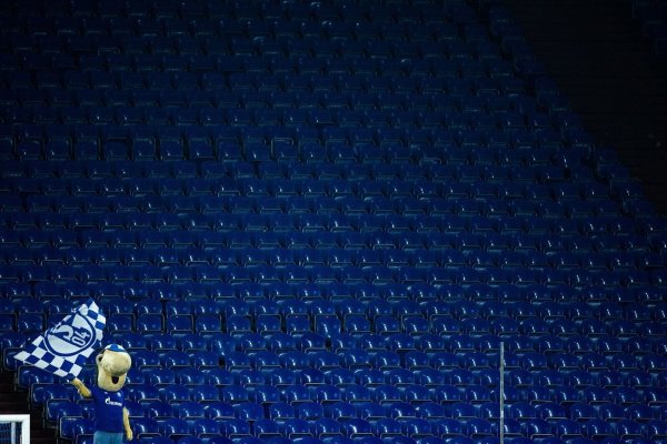 Das hier ist «Erwin», das Schalker Maskottchen. Natürlich trägt er blau-weiß. - © Rolf Vennenbernd/dpa/dpa-tmn