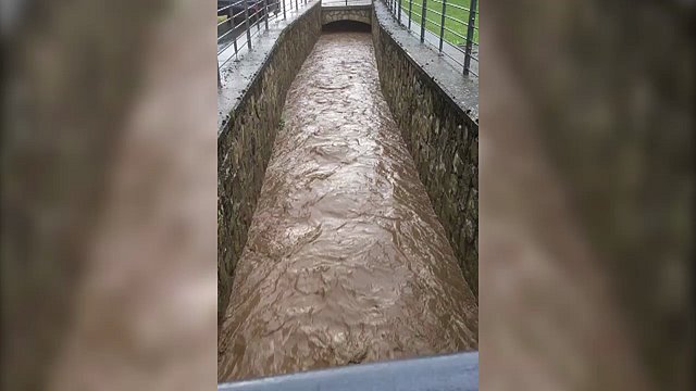 Der meist leere Kanal an der Wiembecker Straße in Brake wurde am Dienstagabend vom Regen gefüllt.
