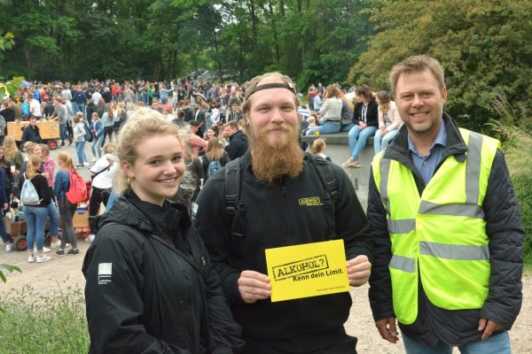 In den vergangenen Jahren war Alkohol ein großes Problem am Vatertag – das Foto zeigt Hannah, Lino und Jugendamtsmitarbeiter Hendric Schwär-Fröhlich, die für eine Präventionskampagne in Lemgo werben. In diesem Jahr gibt es Kontrollen – denn Gruppenfeiern sind gar nicht erst erlaubt. - © Archiv: Tanja Watermann