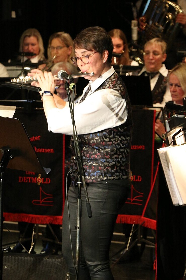 Alke Schwabe lässt die Finger über ihre Querflöte fliegen. - © Orchester Vahlhausen