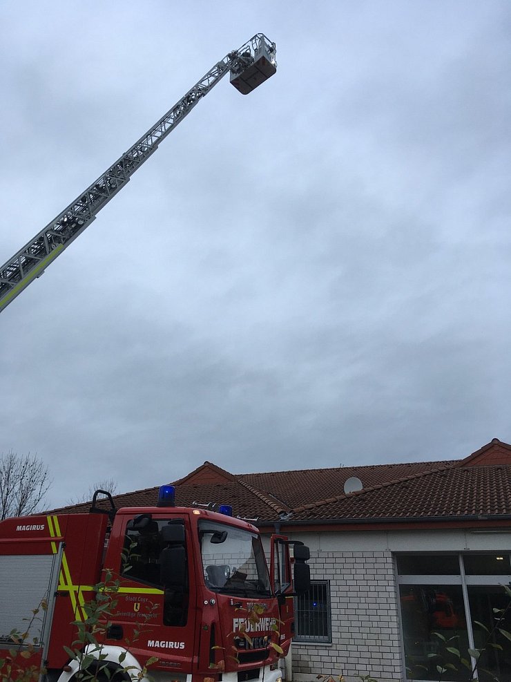 Die Drehleiter kommt beim Einsatz in Hardissen zum ?Einsatz. - © Feuerwehr Lage