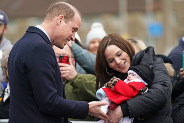 Prinz William trägt Babys offenbar meist auf dem rechten Arm. - © Jacob King/PA Wire/dpa