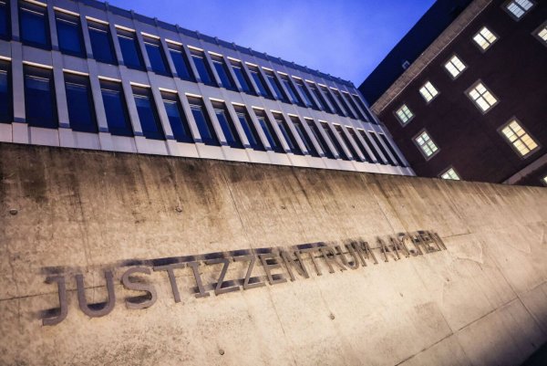 Das Justizzentrum mit Landgericht in Aachen. - © Oliver Berg/dpa