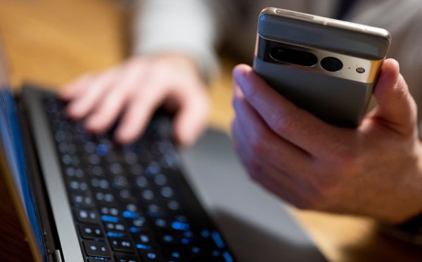 Eine Initiative europäischer Mobilfunkkonzerne will das Online-Bezahlen vereinfachen. - © Monika Skolimowska/dpa