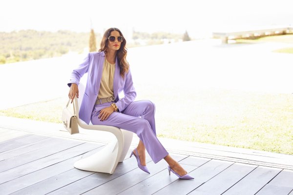 Eine der Trendfarben im Frühling und Sommer: zartes Violett, wie bei dieser Anzug-Kombination von Heine (Blazer ca. 90 Euro, Hose ca. 70 Euro, Shirt ca. 40 Euro, Handtasche ca. 80 Euro, Gürtel ca. 60 Euro, Pumps ca. 149 Euro). - © heine/heine/dpa