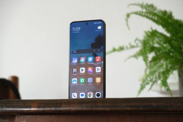 Das Xiaomi 14 verbreitet wahrscheinlich mehr iPhone-Feeling als jedes andere Android-Smartphone. - © Coman Hamilton/dpa