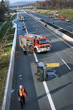 Im Hintergrund sperren Fahrzeuge eine Fahrbahn ab, vorne ist das Unfallauto zu sehen. - &copy; FOTOS: BARBARA FRANKE