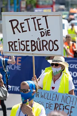 Demonstration der Touristikbranche - &copy; Foto: Sebastian Kahnert/dpa-Zentralbild/dpa