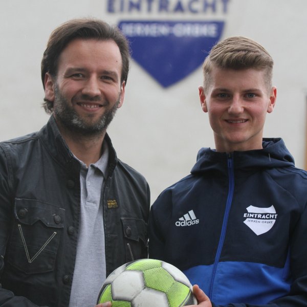 Obmann Hubert Orynczak (links) und Michael Ring, der schon als Jugendspieler den Sprung in die Erste schaffte. - © Sebastian Lucas