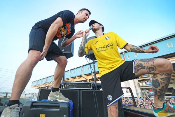 Marteria und Casper beim Spontankonzert auf der Alm. - © Sarah Jonek