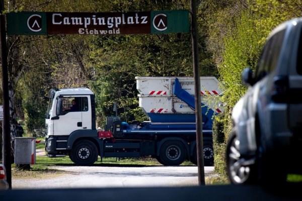 Abtransport: Die letzten Mulden nach dem Abriss der Baracke von Andreas V. werden vom Campingplatz gefahren. - © Torben Gocke