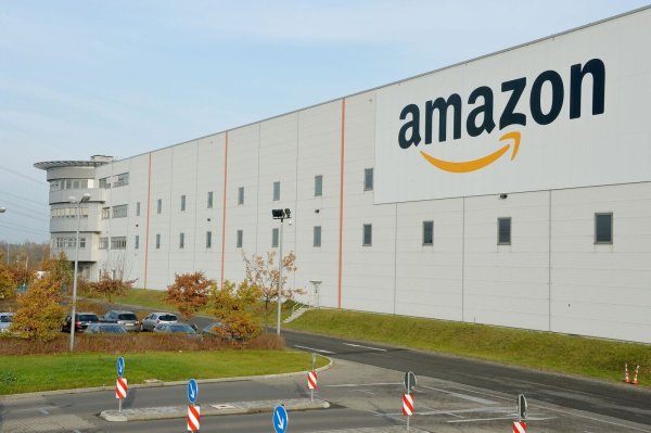 Der US-Konzern Amazon will das Logistikzentrum in Brieselang nahe Berlin schließen. - © Bernd Settnik/dpa-Zentralbild/dpa