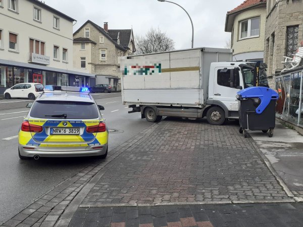 Der Lkw ist in ein Schaufenster gefahren, die Polizei sichert die Lage vor Ort. - © Janet König