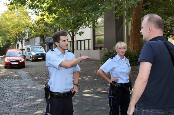 Sicherheitsrisiko im September: Beamte vor der Bürgerberatung in Detmold - © Bernhard Preuss