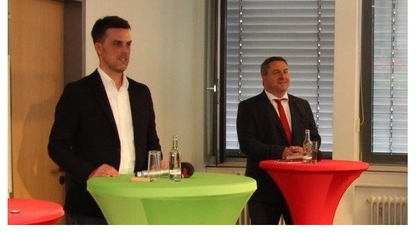 Erst in der vergangenen Woche haben sich Robin Wagener (links) und Dr. Axel Lehmann einen Schlagabtausch geliefert.  - © Till Brand