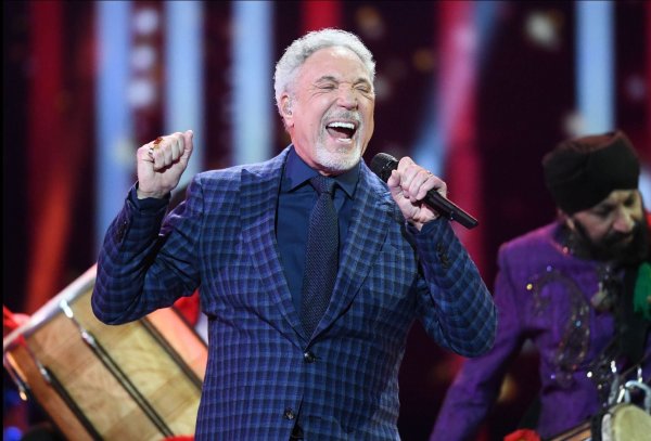 Tom Jones bei einem Auftritt in der Londoner Royal Albert Hall. - © Andrew Parsons/Sunday Times/PA Wire/dpa