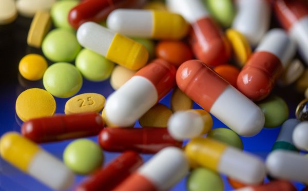 Gefragte Arzneien: In der Pharma- und Chemiebranche bleibt die Beschäftigung insgesamt stabil. - © Hendrik Schmidt/dpa