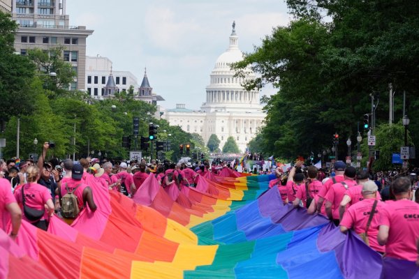 Mit riesigen Regenbogenfahnen demonstrieren Menschen mit Blick auf das US-Kapitol bei einer Pride-Parade in Washington für die Rechte der LGBTQI+-Gemeinschaft. - © Mark Schiefelbein/AP/dpa