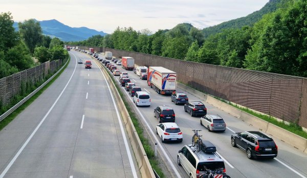 Die Blechlawine wälzt sich Richtung Süden. - © Bernhard Niederhauser/APA/dpa